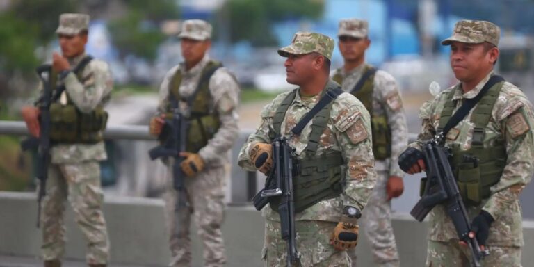 Propuesta para calificar a organizaciones criminales como grupos hostiles abriría paso a una mayor intervención militar