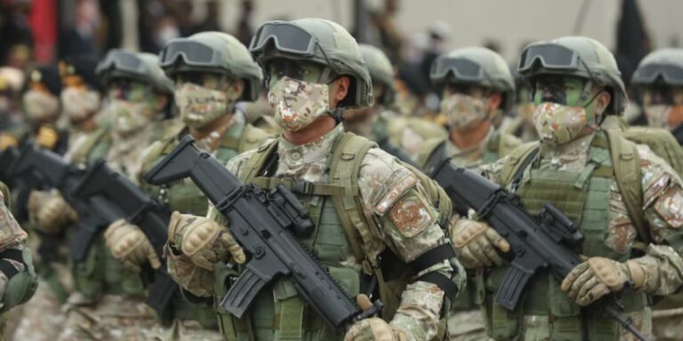 Propuesta para calificar a organizaciones criminales como grupos hostiles abriría paso a una mayor intervención militar